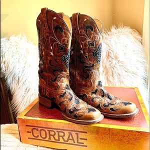Corral Boots - Antique Saddle with black insets